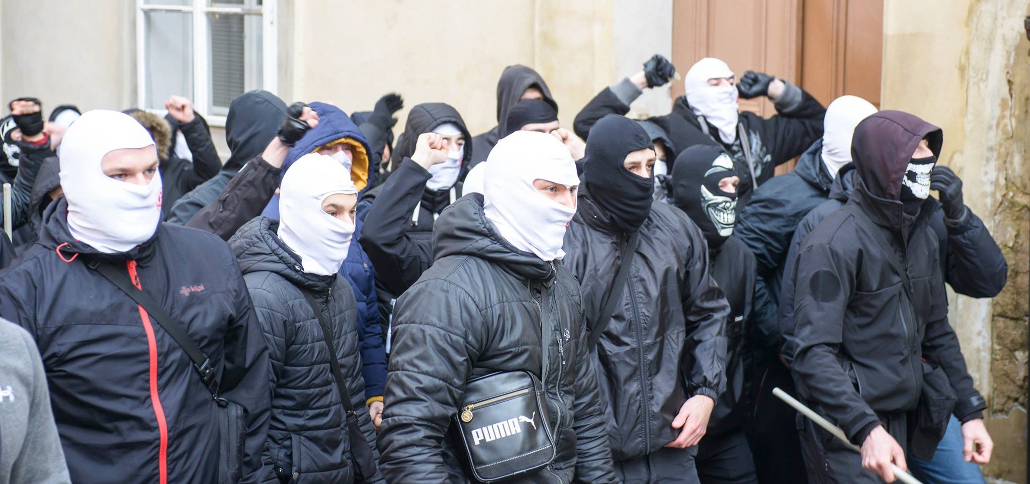 Maskovaní chuligáni útočí na demonstraci