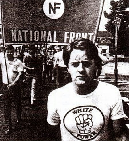 Nick Griffin v dobách Národní fronty v tričku s klasickým neonacistickým motivem