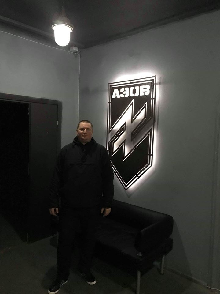 Pořadatel koncertu Petr Cup na výletě v Kyjevě u loga ultrapravicového batalionu Azov.