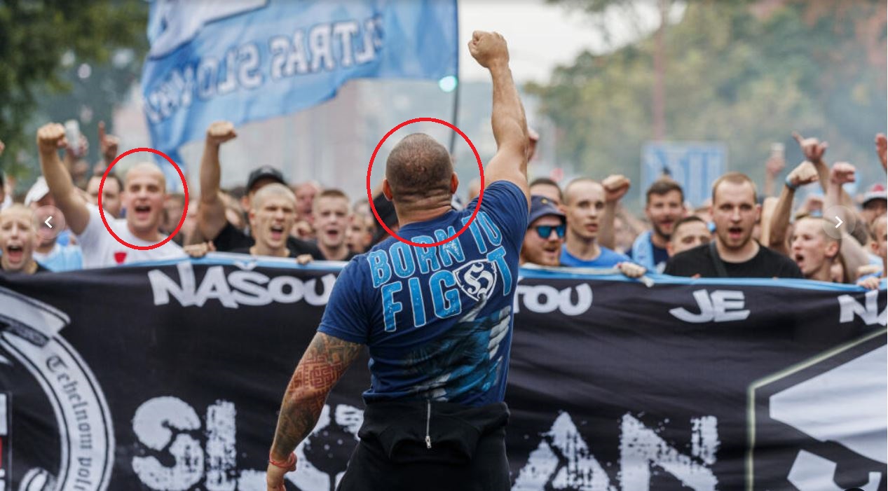 Polďo vedie pochod Slovanistov, druhý zľava drží transparent Branislav Béger