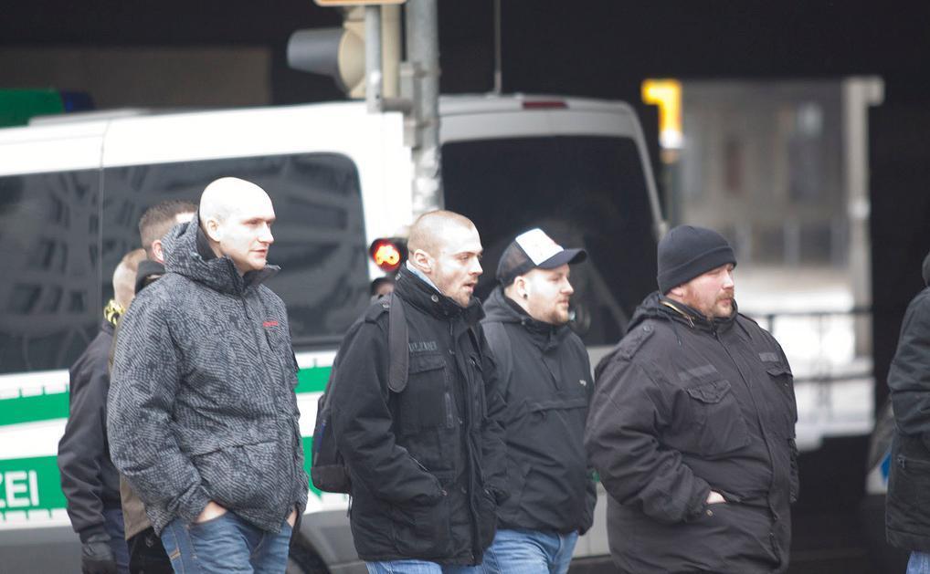 Bock na neonacistické demonstraci v Drážďanech s dalšími Libereckými nácky. Vlevo Milan Cihlář, vpravo s kšiltovkou Daniel Luprich.