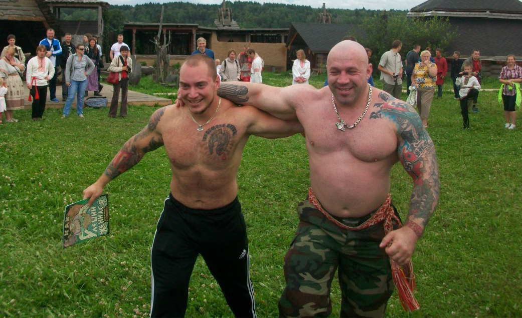Dva členové PPDM — Sergej Ljuber (vlevo) a Roman Kvaša (vpravo). Jak je vidět, Kvašovi se na jednu ruku vešla hned dvě tetování s hákovým křížem a k tomu nápis RaHoWa (Racial Holy War = Svatá rasová válka). Ljuberova záda s říšskou orlicí a svastikou na fotce bohužel vidět nejsou. 