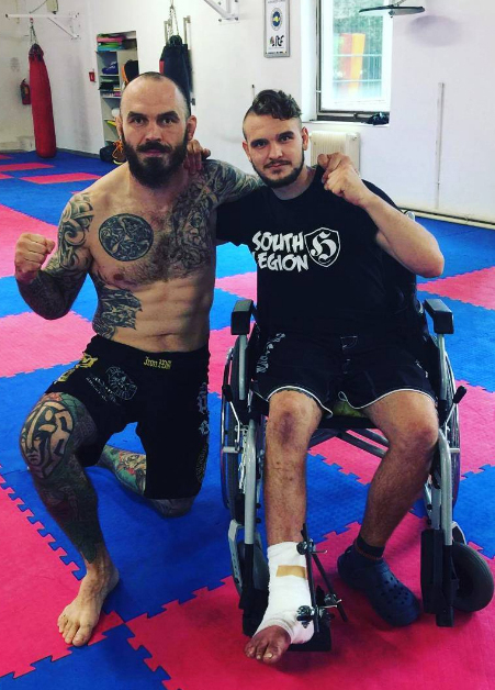 Tomáš Dubský na vozíčku po operaci společně s Vítem Mrákotou, jemuž je dobře vidět logo White Rex vytetované na koleni.