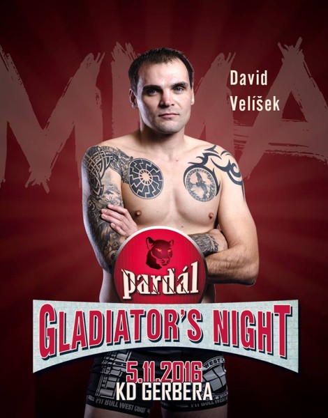 David Velíšek jako zápasník tými Gladiator's Gymu s „černým sluncem“ vytetovaným na prsou.