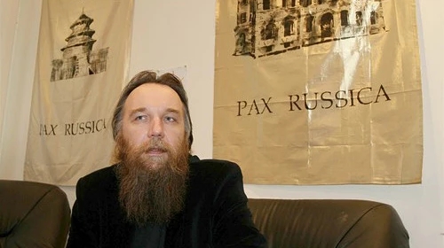 Foto di Alexandr Dugin, alle sue spalle la scritta 
